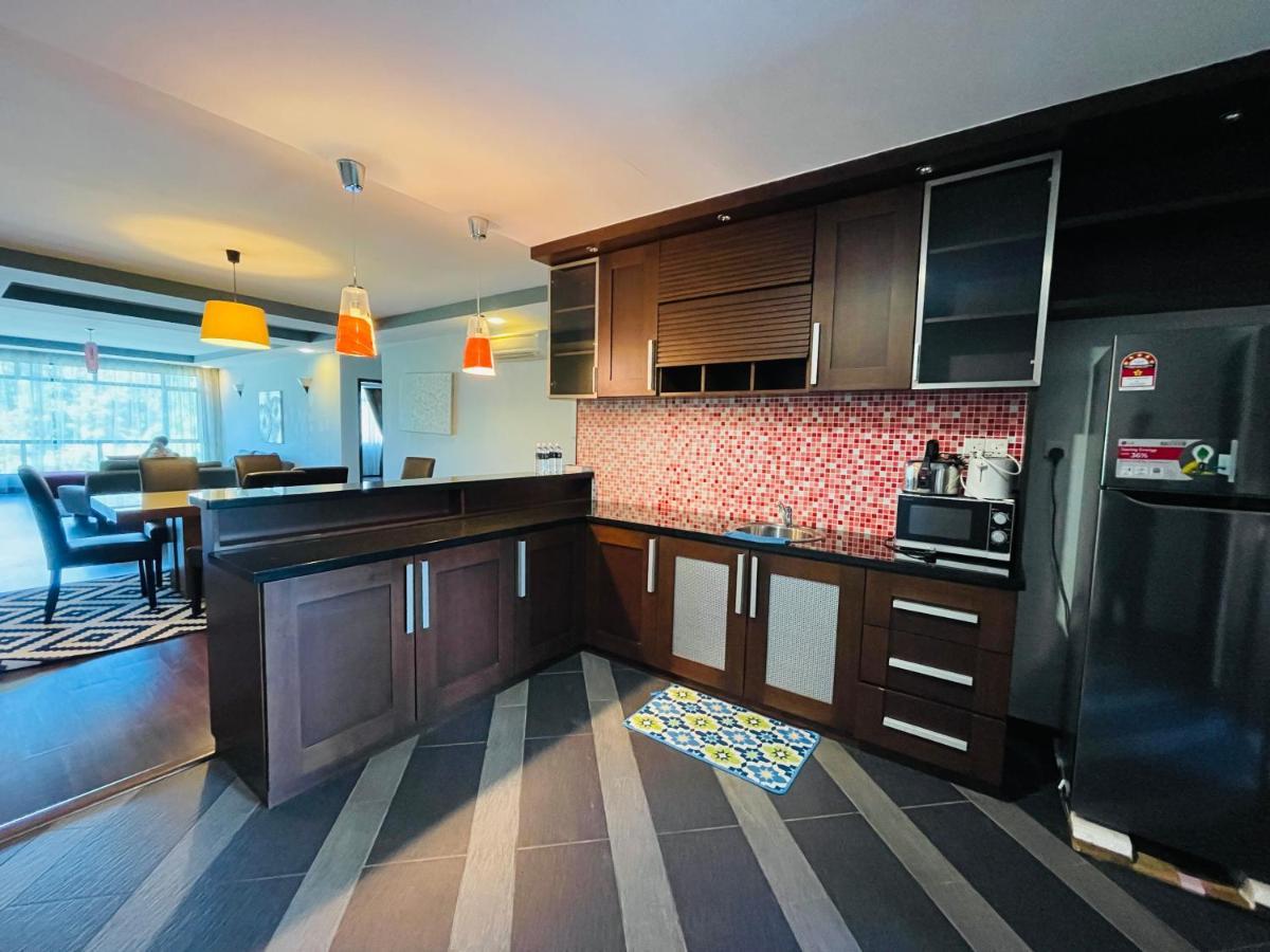 Aa Residen Luxury Condo Homestay 18Mins Walk Tanjung Aru Beach & Golf Course, Not Beach Side Resort コタキナバル エクステリア 写真